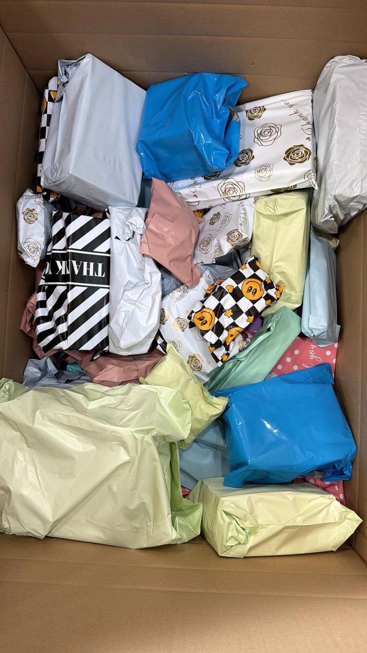 Bunte Secret Packs in einem offenen Großkarton.